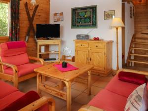 TV a/nebo společenská místnost v ubytování Chalet Gamine by Interhome