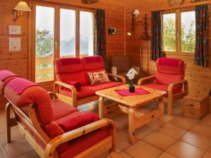 ヴェゾナにあるChalet Gamine by Interhomeのリビングルーム(赤い椅子、テーブル付) +26枚の写真