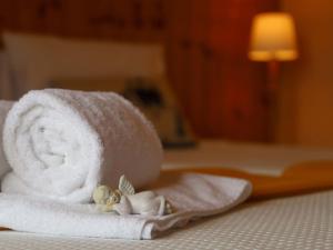 ヴェゾナにあるChalet Gamine by Interhomeのベッドに人形2枚のタオル
