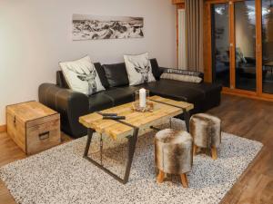 Predel za sedenje v nastanitvi Apartment Chaedoz 24-1 by Interhome