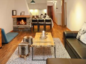Predel za sedenje v nastanitvi Apartment Chaedoz 24-1 by Interhome