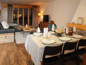 Predel za sedenje v nastanitvi Apartment Chaedoz 24-1 by Interhome