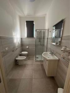 La salle de bains est pourvue d'une douche, de toilettes et d'un lavabo. dans l'établissement Mary's House, à SantʼEufemia Lamezia