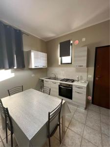 A kitchen or kitchenette at Mary's House