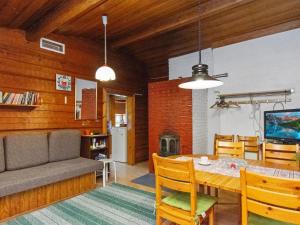 - un salon avec une table et un canapé dans l'établissement Holiday Home Rajamaja by Interhome, à Palikainen