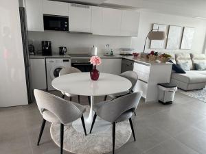 Cuisine ou kitchenette dans l'établissement Gran Canet luxury apartment with sea view