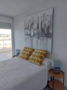 - une chambre avec un lit et une peinture murale dans l'établissement Gran Canet luxury apartment with sea view, à Canet d'En Berenguer