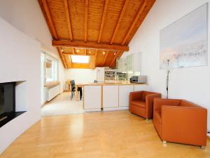 kuchnia i salon z kanapą i stołem w obiekcie Apartment Brigitte by Interhome w mieście Zermatt