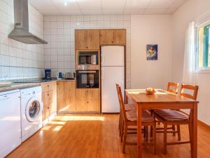 Nhà bếp/bếp nhỏ tại Apartment Finca Can Corritx - MUO128 by Interhome