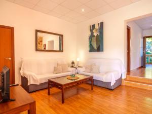 Giường trong phòng chung tại Apartment Finca Can Corritx - MUO128 by Interhome