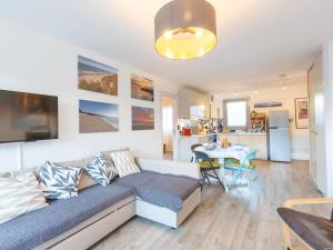 Η κουζίνα ή μικρή κουζίνα στο Apartment Les Ecureuils-1 by Interhome +18 φωτογραφίες