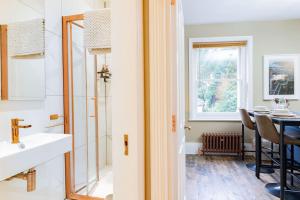 - Baño con lavabo y mesa en Stunning Boutique Flat in Central Location - Beatrice en Bath