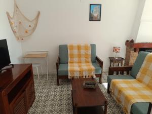 sala de estar con 2 sillas y TV en Apartment Moré III by Interhome en Llança