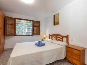 Les tres CalesにあるVilla Villa Nido by Interhomeのベッドルーム(大きな白いベッド1台、窓付)