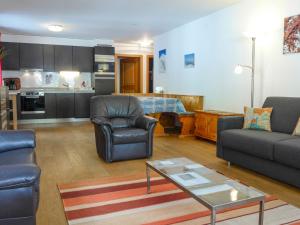 - un salon avec un canapé et une table dans l'établissement Apartment Siesta by Interhome, à Zermatt
