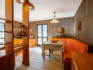 Posedenie v ubytovaní Apartment Condominio al Parco-9 by Interhome