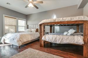 Двуетажно легло или двуетажни легла в стая в Pottsboro Group Getaway Close to Lake Texoma!