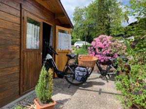 Una bicicleta estacionada al lado de un edificio con flores en Apartment Am Hohen Bogen-50 by Interhome, en Arrach