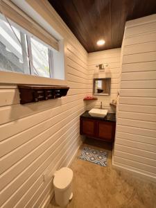 een badkamer met een wastafel en een spiegel bij La Vida Belize - Studio in Riversdale
