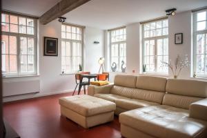 ein Wohnzimmer mit einem Sofa und einem Tisch in der Unterkunft The Industria - Stylish in Historical Center in Antwerpen