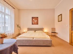 sypialnia z dużym łóżkiem i stołem w obiekcie Apartment Koreff-2 by Interhome w Jańskich Łaźniach