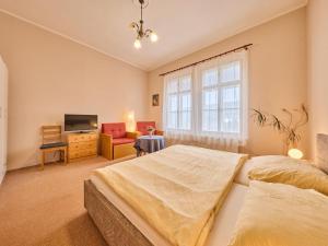 sypialnia z łóżkiem, telewizorem i oknem w obiekcie Apartment Koreff-2 by Interhome w Jańskich Łaźniach