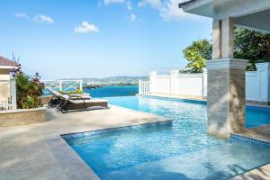 Poolen vid eller i närheten av Luxury Oceanview 4BR Villa with Balcony, Pool and BBQ