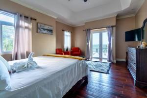 Säng eller sängar i ett rum på Luxury Oceanview 4BR Villa with Balcony, Pool and BBQ