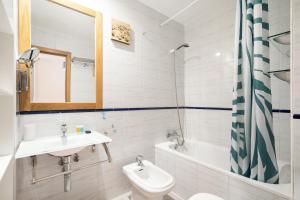 マドリードにあるGeranios 32 (Plaza Castilla)のバスルーム(洗面台、トイレ、バスタブ付)