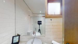 La salle de bains est pourvue de toilettes et d'une caméra. dans l'établissement Studio 3 Pinheiros by Oba, à São Paulo