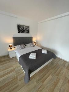 1 dormitorio con 1 cama con 2 toallas en Bucharest Airport Henri Coanda & Therme-SELF CHECK-IN en Otopeni