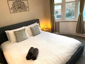 Tempat tidur dalam kamar di Cosy 3 bed house with FREE Parking near Kingston Thames