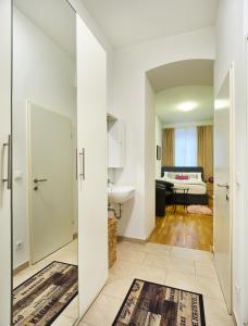 um corredor com uma casa de banho com um lavatório e um quarto em Flarent Economy Apartments em Viena