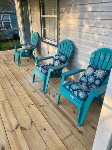 two blue rocking chairs sitting on a porch at Comfy College Cottage Near Stadium & Campus in Tallahassee
