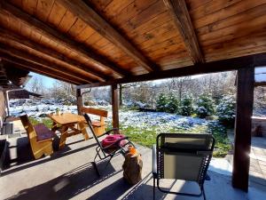 Holiday home The Hive في سلوني: شرفة مع تلفزيون وطاولة وكراسي