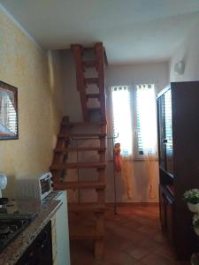 cocina con escalera de caracol en una habitación en La Villetta, en Olmedo