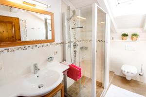a bathroom with a sink and a shower at Ferienwohnung Hinterreiter in Ruhpolding