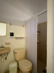 a bathroom with a toilet and a sink at Casa María Bonita in Pérula