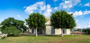 Vrt pred nastanitvijo Piperitsa house for nomads or families in the countryside