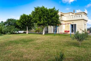 Vrt pred nastanitvijo Piperitsa house for nomads or families in the countryside