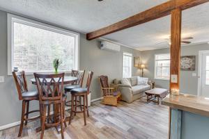 Foto dalla galleria di Lovely Smoky Mountain Cottage with Deck and Views! a Topton