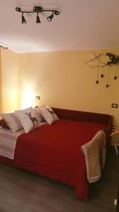een slaapkamer met een bed met een rode deken bij Appartamento B&B La Meta in Fisciano