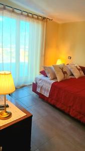 een slaapkamer met een rood bed en een raam bij Appartamento B&B La Meta in Fisciano