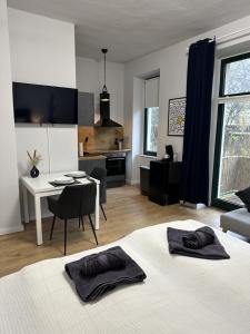 ein Schlafzimmer mit einem Bett mit zwei Handtüchern darauf in der Unterkunft Ferienwohnung Lorenz mit kostenlosem Parkplatz Netflix Boxspringbett Küche in Magdeburg
