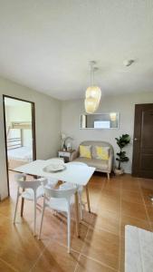 sala de estar con mesa y sofá en 2 Br Condo Unit Cagayan de Oro City en Cagayán de Oro