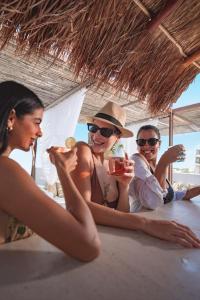 een groep mensen op het strand met drankjes bij Terrasse Hotel Playa del Carmen in Playa del Carmen