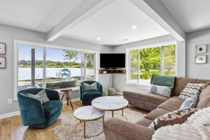Khu vực ghế ngồi tại Landmark Lakehouse - luxury living in PLX