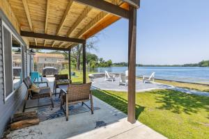 eine Veranda mit Stühlen und Blick auf das Wasser in der Unterkunft Landmark Lakehouse - luxury living in PLX in Akron