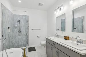 Phòng tắm tại Landmark Lakehouse - luxury living in PLX +32 ảnh