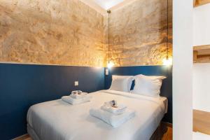 a bedroom with two towels on a bed at Superb apartment- 4P- Montorgueil Nazareth in Paris